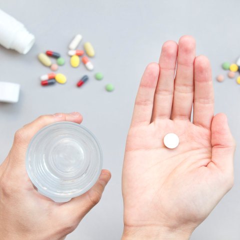 ilustrasi konsumsi obat pereda nyeri atau OAINS
