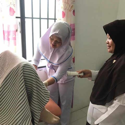 ilustrasi pemasangan IUD