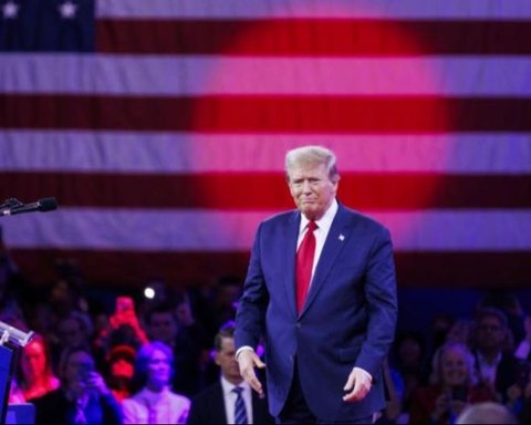 Donald Trump berharap percakapan dengan Vladimir Putin dapat mengakhiri konflik Ukraina dan mengurangi pertumpahan darah yang terus terjadi.