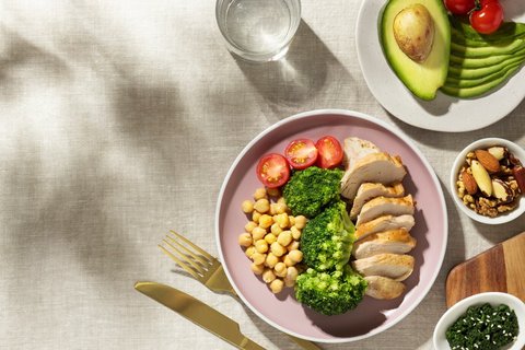 Siapa sangka? Meskipun efektif turunkan berat badan, diet rendah karbohidrat tetap bisa tidak berfungsi dengan baik jika kita tetap melakukan kesalahan-kesalahan ini. Yuk, simak selengkapnya di sini! (Foto dok: Freepik/jcomp).