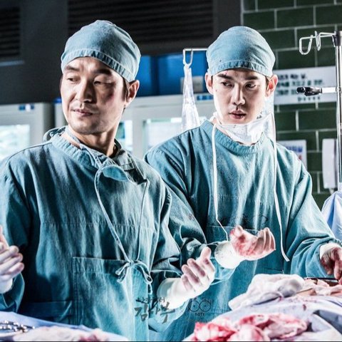 DR. ROMANTIC (2016). Drama Korea dengan karakter dokter bedah ini mengikuti Guru Kim, seorang ahli bedah legendaris yang memilih bekerja di rumah sakit kecil. Ia membimbing Kang Dong Joo dan Yoon Seo Jung, dua dokter muda dengan masa lalu kelam. Dibimbing oleh Guru Kim, mereka menghadapi tantangan medis berat dan menemukan makna sejati dalam profesi mereka. Kalian bisa nonton di aplikasi Netflix, Vidio dan iQIYI.
