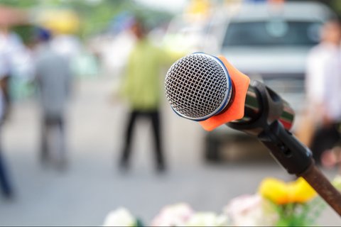 Ilustrasi pidato, mikrofon. (Image by suksao on Freepik)