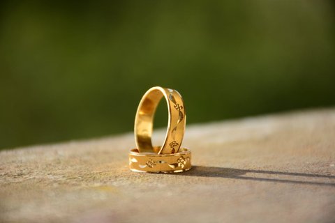 Pilih Cincin Emas atau Perak? Ini Panduan Lengkapnya untuk Anda