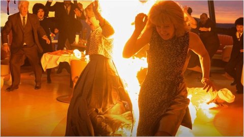 ilustrasi adegan stunt dibakar hidup-hidup