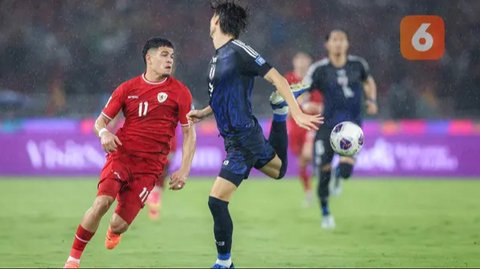 Pemain Timnas Indonesia, Ragnar Oratmangoen, berusaha melewati pemain Jepang pada Kualifikasi Piala Dunia 2026 Zona Asia di Stadion Gelora Bung Karno, Senayan, Jakarta, Jumat (15/11/2024)