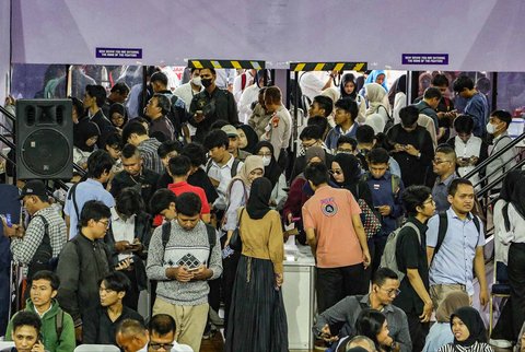 Pencari kerja memadati stan perusahaan pada Bursa Kerja Jakarta di GOR Ciracas, Jakarta Timur, Senin (19/05/2025).