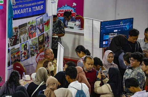 Pencari kerja memadati stan perusahaan pada Bursa Kerja Jakarta di GOR Ciracas, Jakarta Timur, Senin (19/05/2025).