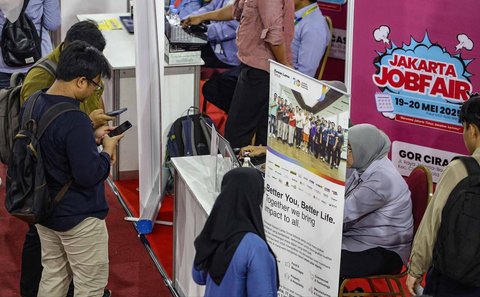 Pencari kerja memadati stan perusahaan pada Bursa Kerja Jakarta di GOR Ciracas, Jakarta Timur, Senin (19/05/2025).