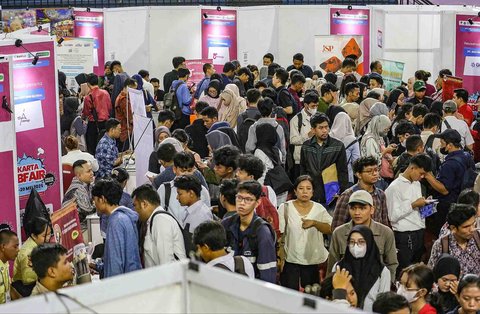Pencari kerja memadati stan perusahaan pada Bursa Kerja Jakarta di GOR Ciracas, Jakarta Timur, Senin (19/05/2025).