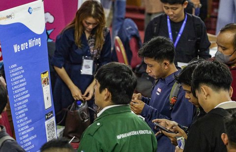 Pencari kerja memadati stan perusahaan pada Bursa Kerja Jakarta di GOR Ciracas, Jakarta Timur, Senin (19/05/2025).