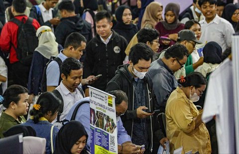 Pencari kerja memadati stan perusahaan pada Bursa Kerja Jakarta di GOR Ciracas, Jakarta Timur, Senin (19/05/2025).