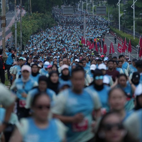 Ribuan pelari bersaing dalam Digiland Run 2025 di Jakarta, pada Minggu (18/5/2025). Ajang lari tahunan yang digelar PT Telkom itu diikuti 12.500 pelari yang berasal dari berbagai kategori, seperti half marathon, 10K, dan 5K.