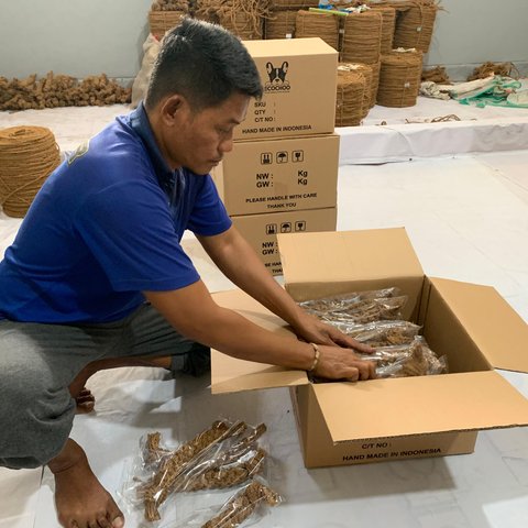Napi Lapas Kedungpane Semarang Ubah Serabut Kelapa Jadi Hewan Mainan