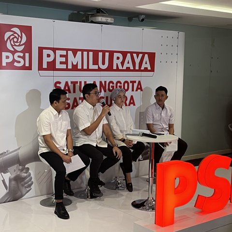 <p>Wakil Ketua PSI Andy Budiman (kedua dari kiri) saat jumpa pers di Kantor DPP PSI, Jalan Wahid Hasyim Jakarta Pusat, Selasa (13/4/2025) (Liputan6.com/Muhammad Radityo Priyasmoro)</p>