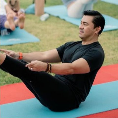 8 Potret Anjasmara Tekuni Yoga, Jadi Kunci Awet Muda & Bebas dari Stres