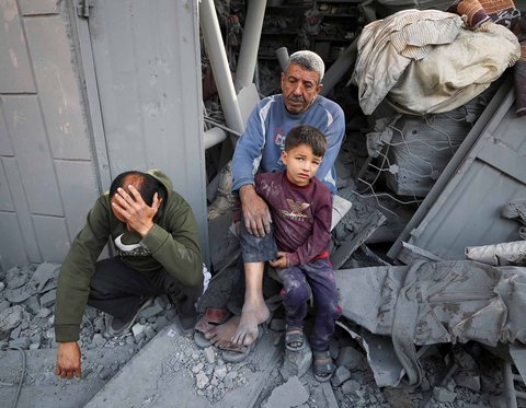 Warga Gaza memeriksa kerusakan di lokasi serangan Israel terhadap kamp tenda yang menampung pengungsi, di Khan Younis, Jalur Gaza selatan, Palestina, Minggu (18/05/2025)