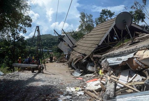 Bangunan yang ambruk akibat longsor di Desa Kendan, Kecamatan Nagreg, Kabupaten Bandung, Jawa Barat, Senin (19/05/2025)