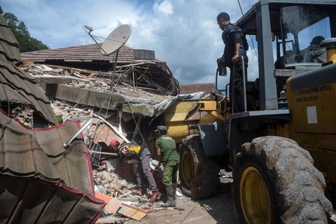 Petugas membersihkan material longsor di Desa Kendan, Kecamatan Nagreg, Kabupaten Bandung, Jawa Barat, Senin (19/05/2025)