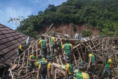 Anggota TNI menyingkirkan material bangunan yang runtuh akibat longsor di Desa Kendan, Kecamatan Nagreg, Kabupaten Bandung, Jawa Barat, Senin (19/05/2025)