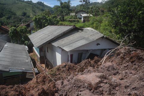 Bangunan yang ambruk akibat longsor di Desa Kendan, Kecamatan Nagreg, Kabupaten Bandung, Jawa Barat, Senin (19/05/2025)