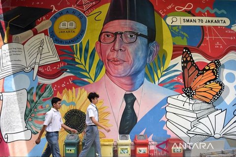 Sudirman Said mengulas perjalanan hidup Ki Hajar Dewantara, seorang tokoh yang memperjuangkan idealisme dan pendidikan sebagai senjata melawan kolonialisme, hingga akhirnya menjadi Bapak Pendidikan Nasional.