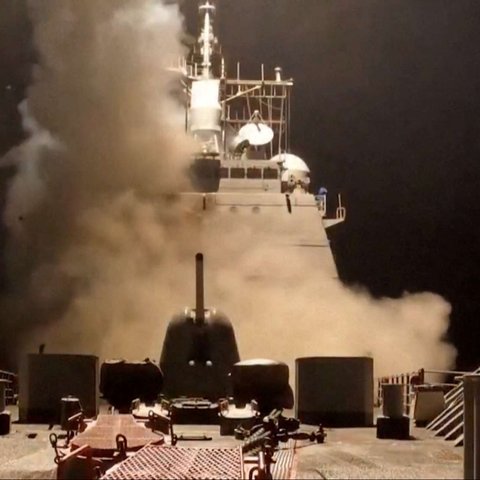 Presiden AS Donald Trump menyaksikan serangan militer yang dilancarkan terhadap Houthi Yaman yang bersekutu dengan Iran atas serangan kelompok tersebut terhadap pengiriman barang di Laut Merah, di lokasi yang tidak disebutkan dalam gambar selebaran ini yang dirilis pada tanggal 15 Maret 2025.