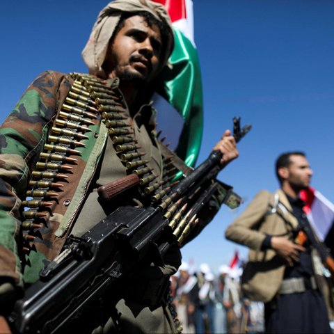 Pejuang yang baru direkrut dan bergabung dengan pasukan militer Houthi mengikuti parade pasukan militer yang siap dikirim berperang untuk mendukung Palestina di Jalur Gaza di Sanaa, Yaman (2/12/2023).