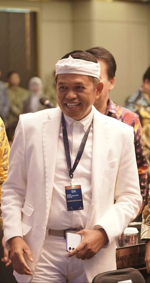 Gubernur Jawa Barat yang juga pemegang saham pengendali Bank BJB, Dedi Mulyadi saat menghadiri Rapat Umum Pemegang Saham (RUPS) 2024 Bank BJB di Bandung, Jawa Barat, pada Rabu (16/4/2025).