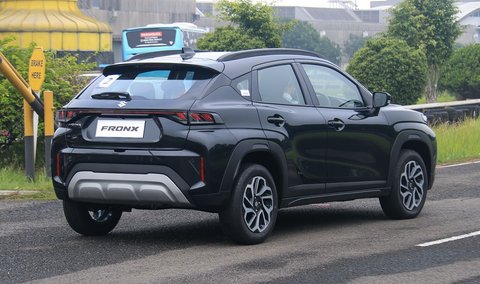 Desain belakang Suzuki Fronx menampilkan kesan sporty dan aerodinamis dengan kaca yang miring.