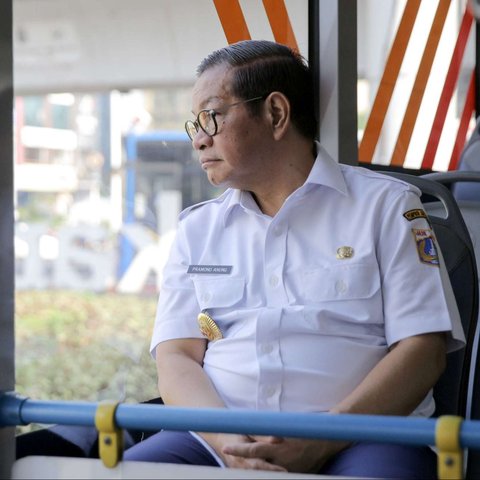 Gubernur DKI Jakarta Pramono Anung menggunakan Transjakarta saat menuju kawasan Matraman, Jakarta, Rabu (30/4/2025). Pemprov DKI Jakarta mewajibkan Aparatur Sipil Negara (ASN) naik transportasi umum ke kantor setiap Rabu. Mereka wajib menyerahkan swafoto (selfie) menaiki transportasi umum.