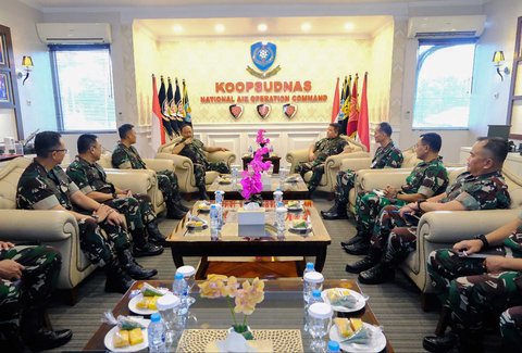 Panglima Koops Udara Nasional.(Pangkoopsudnas) Marsdya TNI Ir. Tedi Rizalihadi S., M.M. saat menerima calon komandan satuan jajaran Koopsudnas, di Ruang Hening Makoopsudnas, Halim Perdanakusuma Jakarta, Jumat (2/5/2025).
