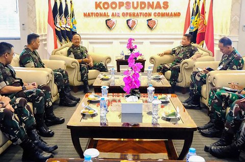 Panglima Koops Udara Nasional.(Pangkoopsudnas) Marsdya TNI Ir. Tedi Rizalihadi S., M.M. saat menerima calon komandan satuan jajaran Koopsudnas, di Ruang Hening Makoopsudnas, Halim Perdanakusuma Jakarta, Jumat (2/5/2025).