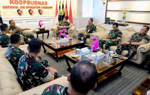 Panglima Koops Udara Nasional.(Pangkoopsudnas) Marsdya TNI Ir. Tedi Rizalihadi S., M.M. saat menerima calon komandan satuan jajaran Koopsudnas, di Ruang Hening Makoopsudnas, Halim Perdanakusuma Jakarta, Jumat (2/5/2025).