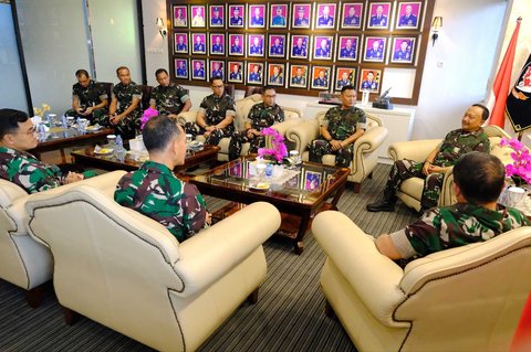 Panglima Koops Udara Nasional.(Pangkoopsudnas) Marsdya TNI Ir. Tedi Rizalihadi S., M.M. saat menerima calon komandan satuan jajaran Koopsudnas, di Ruang Hening Makoopsudnas, Halim Perdanakusuma Jakarta, Jumat (2/5/2025).