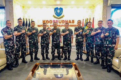 Panglima Koops Udara Nasional.(Pangkoopsudnas) Marsdya TNI Ir. Tedi Rizalihadi S., M.M. berkumpul bersama calon komandan satuan jajaran Koopsudnas, di Ruang Hening Makoopsudnas, Halim Perdanakusuma Jakarta, Jumat (2/5/2025).