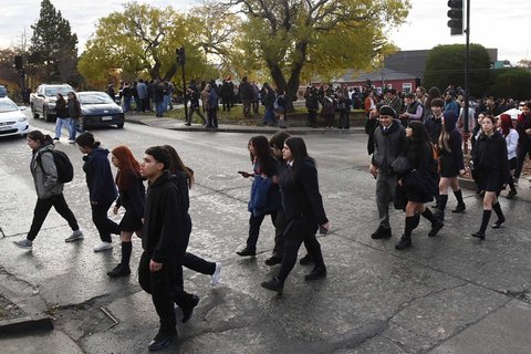 Warga mengungsi dari garis pantai di Chili, menyusul peringatan peringatan tsunami yang dikeluarkan oleh otoritas setempat, setelah gempa bumi memicu ancaman tsunami di pantai Pasifik, di Punta Arenas, Chili (02/05/2025).