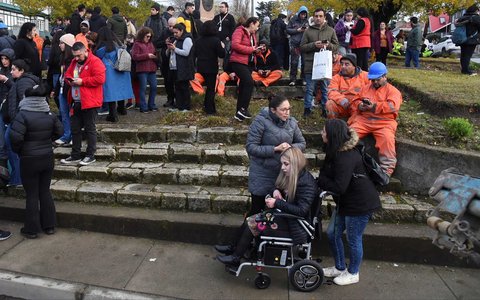 Warga mengungsi dari garis pantai di Chili, menyusul peringatan peringatan tsunami yang dikeluarkan oleh otoritas setempat, setelah gempa bumi memicu ancaman tsunami di pantai Pasifik, di Punta Arenas, Chili (02/05/2025).