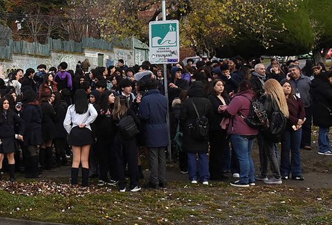 Warga mengungsi dari garis pantai di Chili, menyusul peringatan peringatan tsunami yang dikeluarkan oleh otoritas setempat, setelah gempa bumi memicu ancaman tsunami di pantai Pasifik, di Punta Arenas, Chili (02/05/2025).