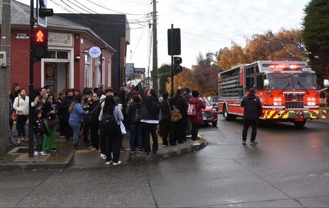 Warga mengungsi dari garis pantai di Chili, menyusul peringatan peringatan tsunami yang dikeluarkan oleh otoritas setempat, setelah gempa bumi memicu ancaman tsunami di pantai Pasifik, di Punta Arenas, Chili (02/05/2025).