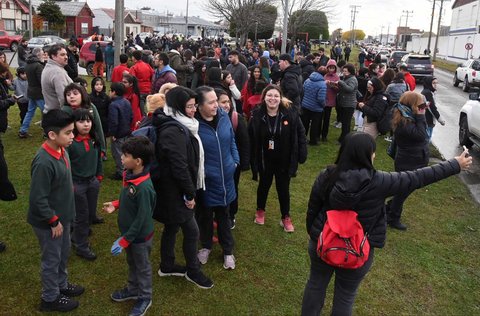 Warga mengungsi dari garis pantai di Chili, menyusul peringatan peringatan tsunami yang dikeluarkan oleh otoritas setempat, setelah gempa bumi memicu ancaman tsunami di pantai Pasifik, di Punta Arenas, Chili (02/05/2025).
