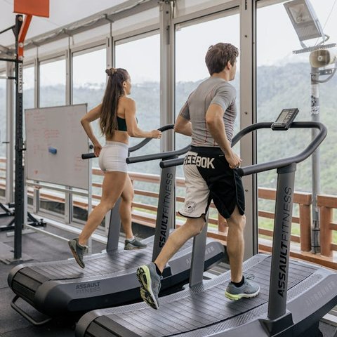 Ingin Langsing? Ketahui Latihan Terbaik antara Kardio dan Angkat Beban