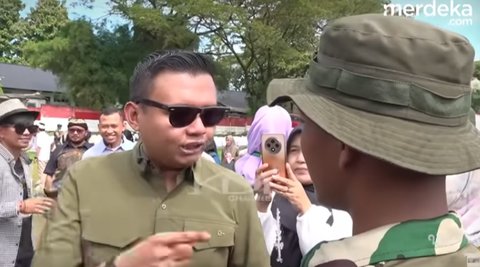 Pelajar 'Lulus' Pendidikan di Barak Militer Bak Taruna TNI, Banjir Air Mata Sujud di Kaki Ibu