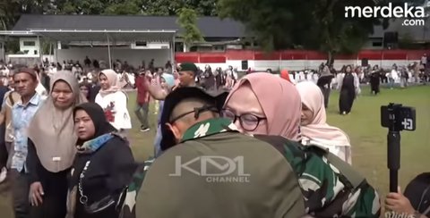 Pelajar 'Lulus' Pendidikan di Barak Militer Bak Taruna TNI, Banjir Air Mata Sujud di Kaki Ibu