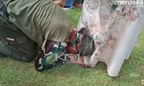 Pelajar 'Lulus' Pendidikan di Barak Militer Bak Taruna TNI, Banjir Air Mata Sujud di Kaki Ibu
