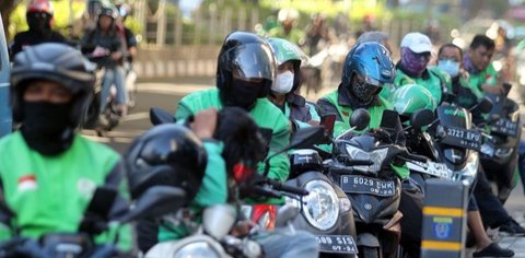 Ekonom menyoroti usulan pemerintah agar pengemudi ojol masuk kategori UMKM sebagai solusi menyeimbangkan fleksibilitas kerja dan akses manfaat.