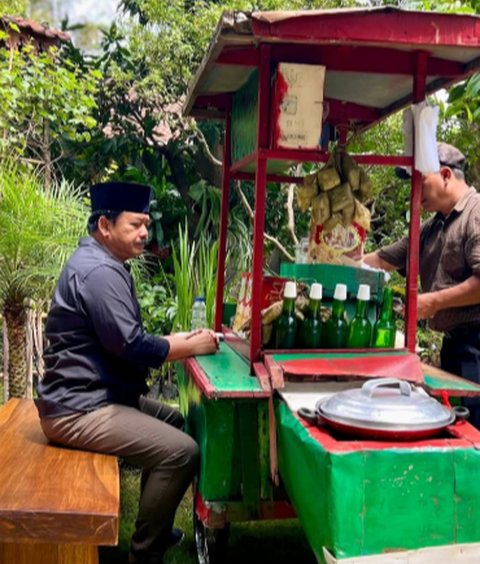 Mantan Panglima TNI Duduk Santai Depan Gerobak Pesan Sarapan, Menu yang Dipilih jadi Perbincangan