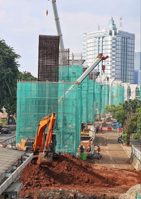 Suasana pekerjaan konstruksi proyek LRT Jakarta Fase 1B rute Velodrome-Manggarai, pada Senin (19/5/2025).