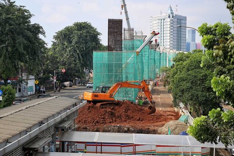 Suasana pekerjaan konstruksi proyek LRT Jakarta Fase 1B rute Velodrome-Manggarai, pada Senin (19/5/2025).