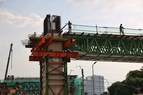 Suasana pekerjaan konstruksi proyek LRT Jakarta Fase 1B rute Velodrome-Manggarai, pada Senin (19/5/2025).