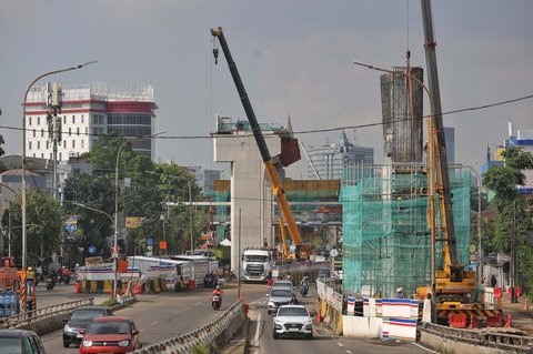 Suasana pekerjaan konstruksi proyek LRT Jakarta Fase 1B rute Velodrome-Manggarai, pada Senin (19/5/2025).